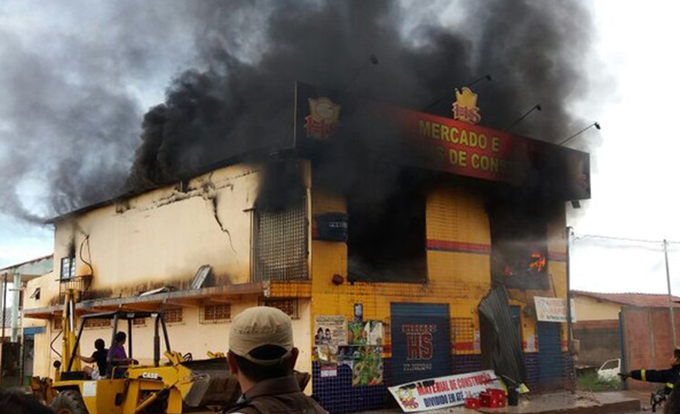 Loja de material de construção pega fogo 