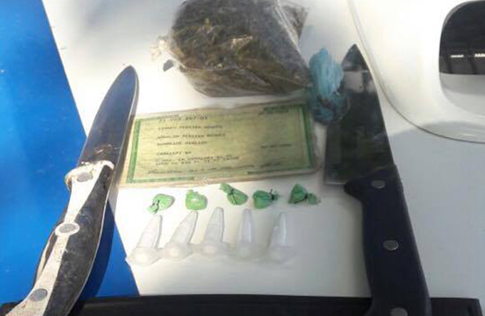 Jovem é preso e menor apreendido com drogas