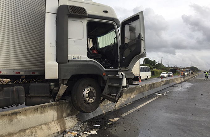 Carreta perde controle e sobe me mureta da BA-093