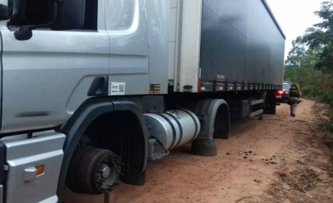 Grupo rende motorista e rouba 17 pneus de caminhão 