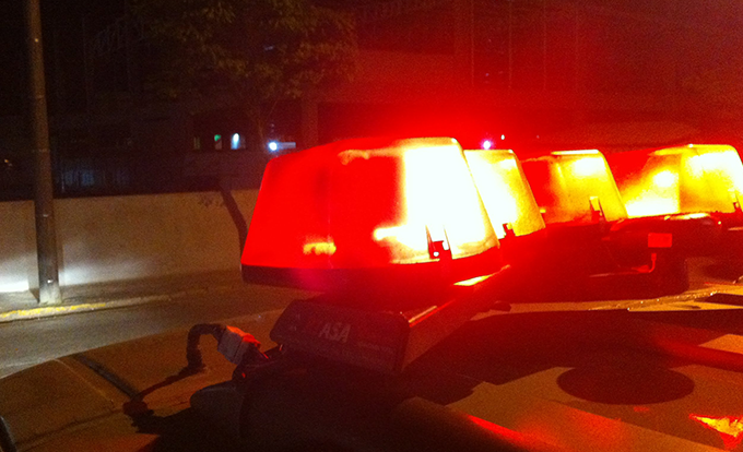 Homens invadem casa e atiram contra jovem na frente da esposa