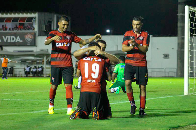 Com direito a gol olímpico, Vitória atropela o Flamengo-BA