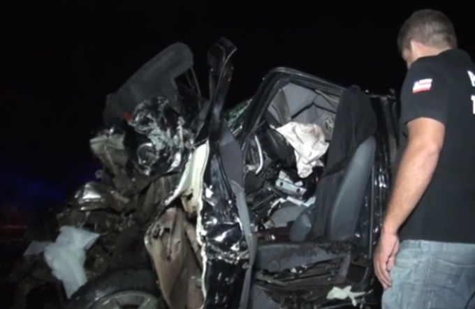 Colisão entre caminhão e carro deixa 2 mortos na BA