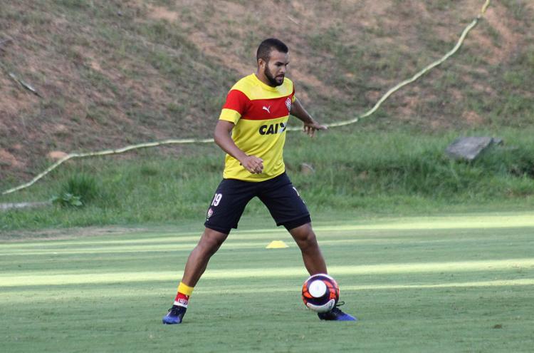 Laterais do Vitória começam a ser reforçadas em briga por vaga
