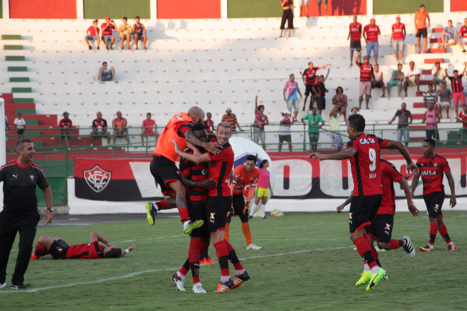 Vitória vence Bahia de Feira e continua líder