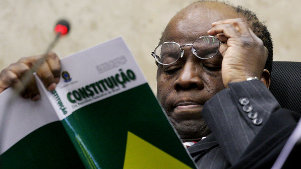 Joaquim Barbosa lidera voto entre eleitores com nível superior