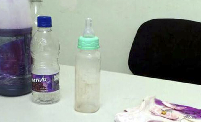 Bebê morre após avó confundir produto de limpeza com suco de uva