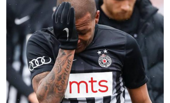 Everton Luiz chora ao ser vítima de racismo em partida