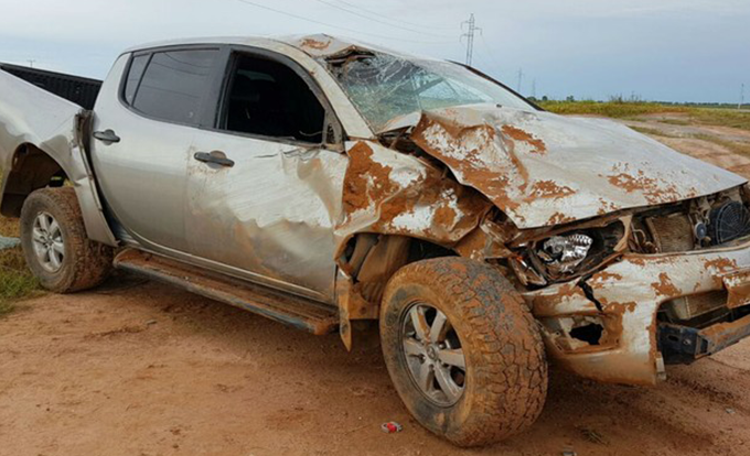 Homem que dormia no banco de trás morre após veículo capotar