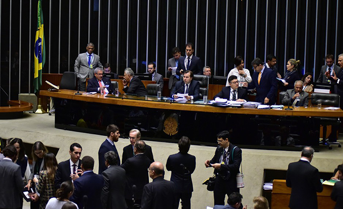 Câmara aprova tornar crime divulgação de foto ou vídeo sem autorização