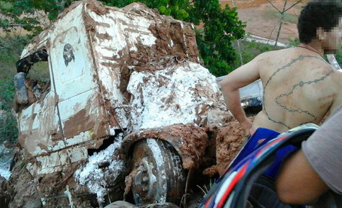 Cabine de caminhão fica submersa em rio e motorista morre
