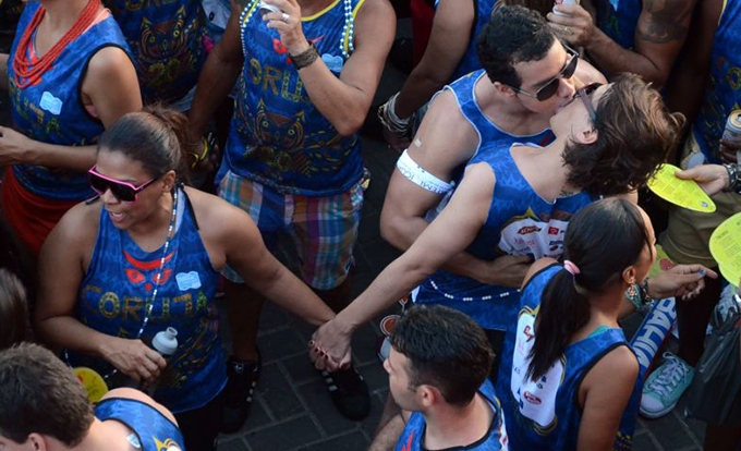 Beijo no carnaval: especialista alerta riscos e dá dicas de prevenção