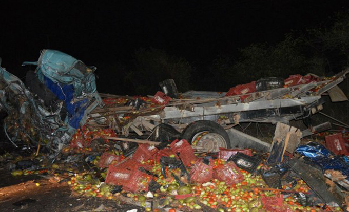 Batida entre caminhões mata 3 e deixa veículos destruídos 