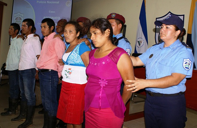 Mulher morre após ser jogada em fogueira por grupo religioso