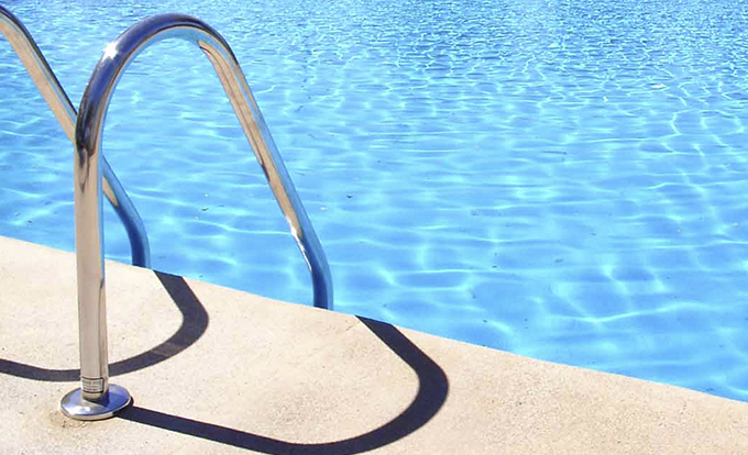 Criança de 2 anos morre afogada em piscina de casa alugada 