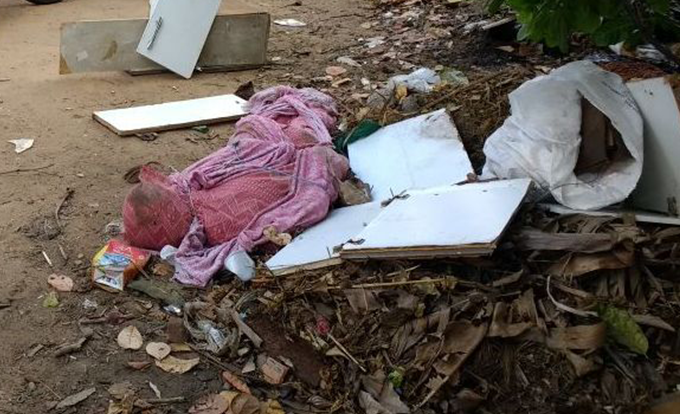 Moradores encontram corpo enrolado em lençol