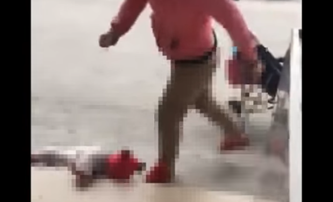Mãe é flagrada agredindo bebê que chorava em rua