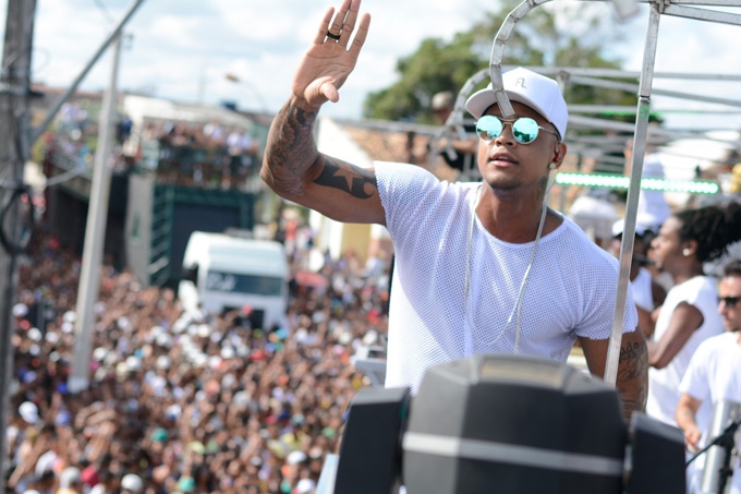 Santinha de Léo Santana é eleita a música do carnaval