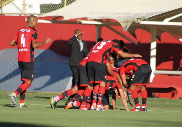 Vitória vence Atlântico e se isola na liderança do Baianão