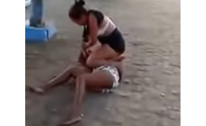 Mulher perde bebê ao ser espancada por comerciante