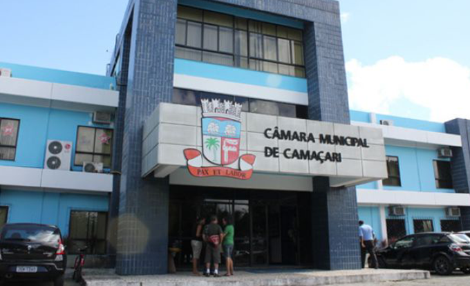 Juiz suspende reajuste de salário de prefeito e vereadores 