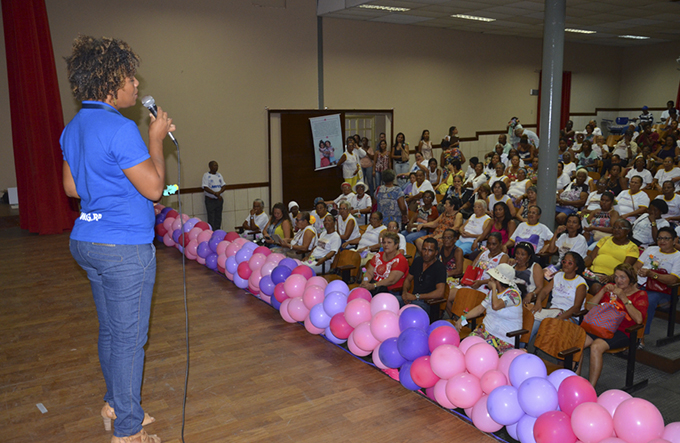 Mulheres lotam a Casa da Cultura para receber homenagens