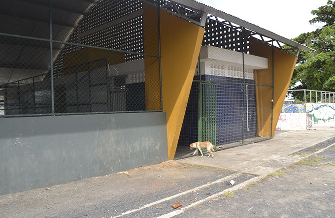 Moradores denunciam lixo na quadra esportiva da Estação