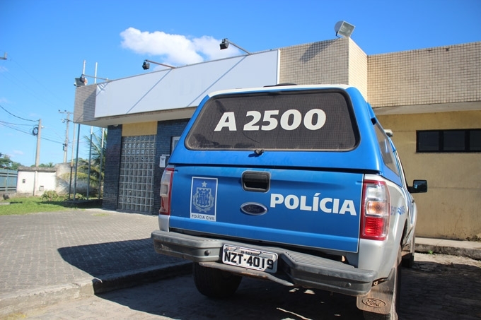 Mulher tem carro roubado ao estacionar na garagem 