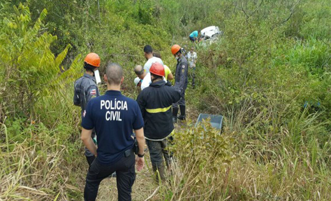 Carro capota, cai em ribanceira, e deixa 3 mortos em acidente