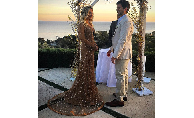 Claudia Leitte renova os votos de casamento em Malibu