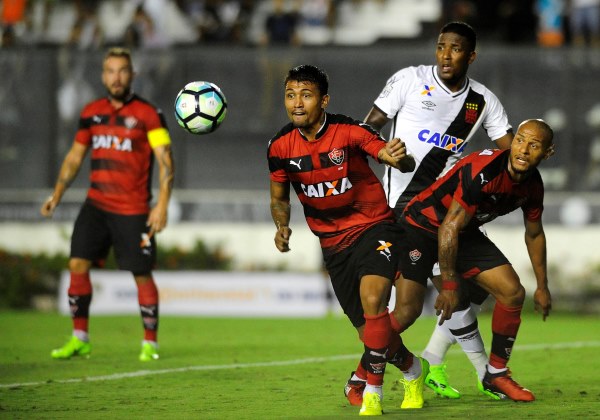 No apagar das luzes, Vitória sofre gol e empata com o Vasco