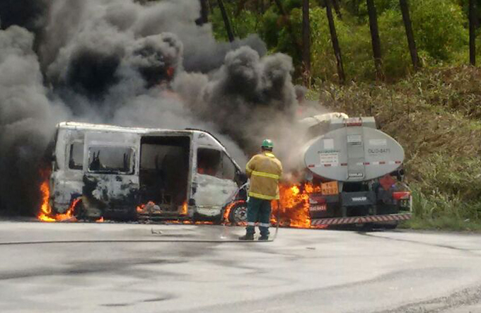 Caminhão de combustível pega fogo após bater em van