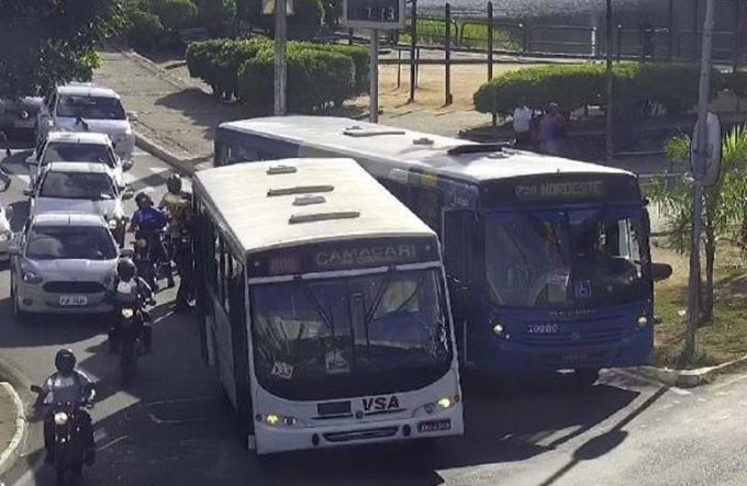 Colisão entre dois ônibus deixa feridos no Dique