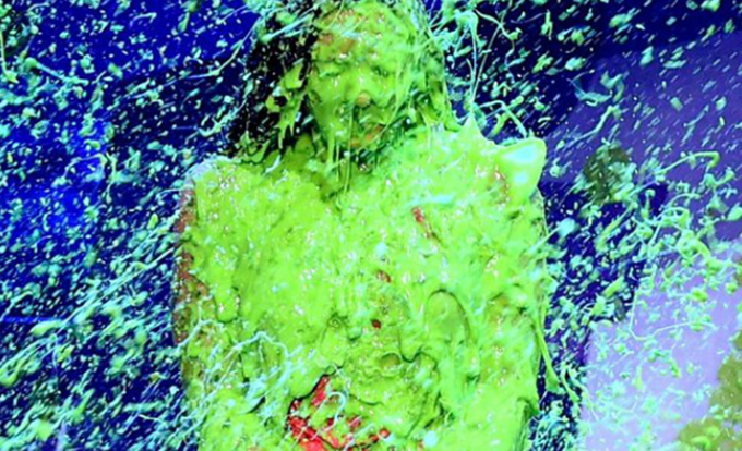 Demi Lovato recebe banho de gosma verde em prêmio 