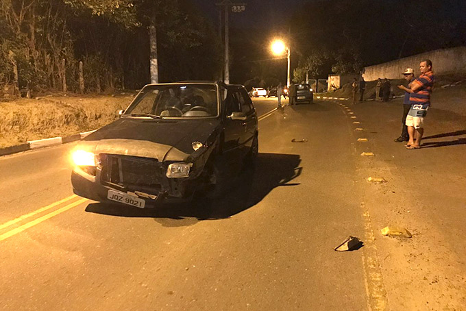 Dois carros colidem em curva na estrada de Amado Bahia
