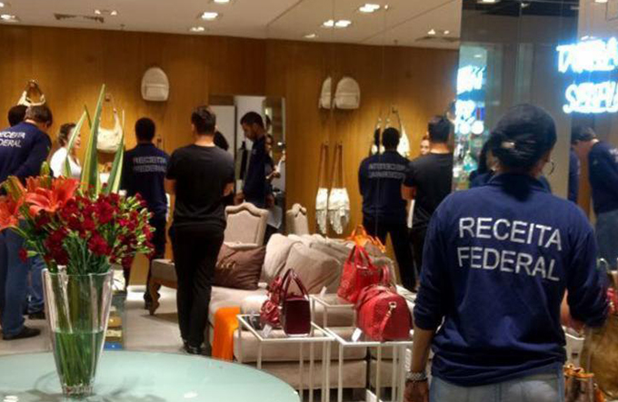 Receita Federal faz operação em loja de grife em shopping na Barra