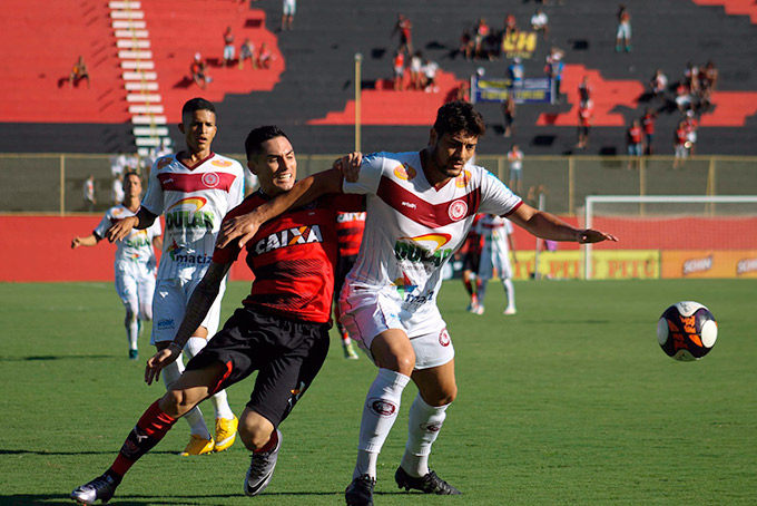 Sem inspiração, Vitória vence Jacuipense e mantém liderança 