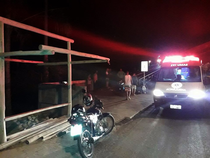 Motocicletas colidem em passarela de Praia do Forte 