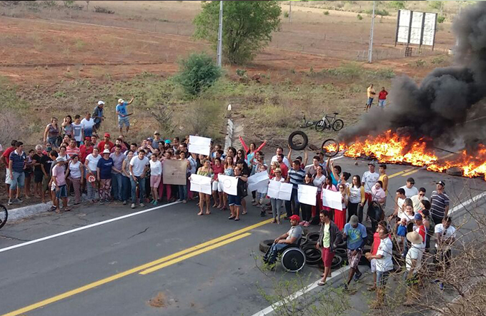Grupo protesta contra reforma da Previdência na BR-116