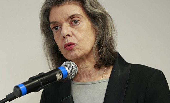 Cármen Lúcia anuncia que vai se aposentar no início de 2018