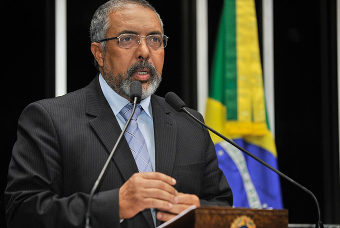 Paulo Paim protocola pedido de CPI da Previdência