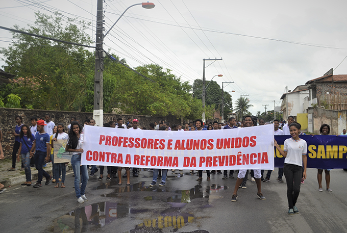 Alunos e professores protestam contra reforma da previdência 