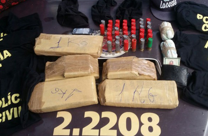 Homem é preso com droga e camisas falsificadas da Polícia Civil
