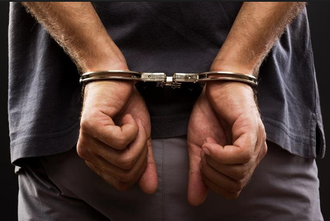 Homem estupra mulher, rouba celular e é preso ao extorquir vítima
