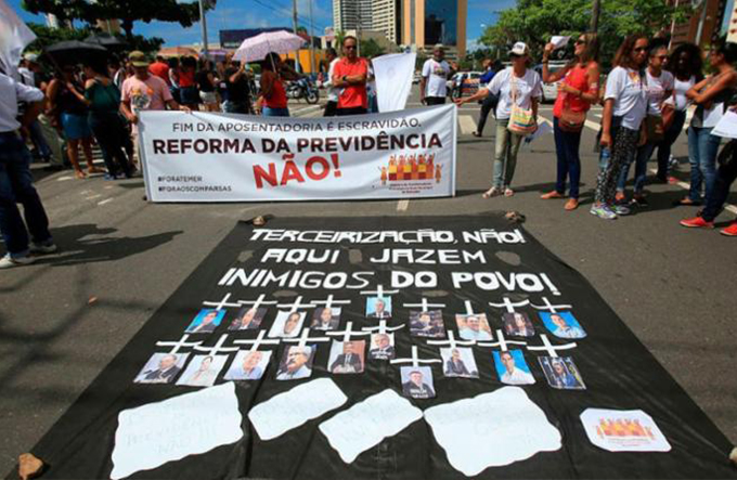 Docentes protestam em frente à casa de Arthur Maia
