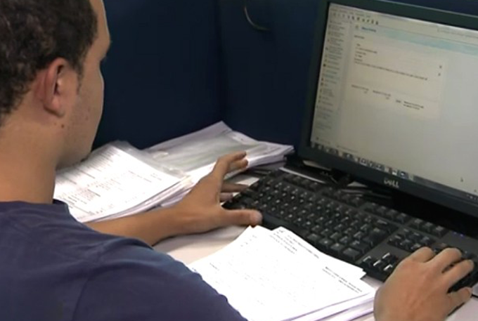 Estudantes auxiliam contribuintes na declaração do IR