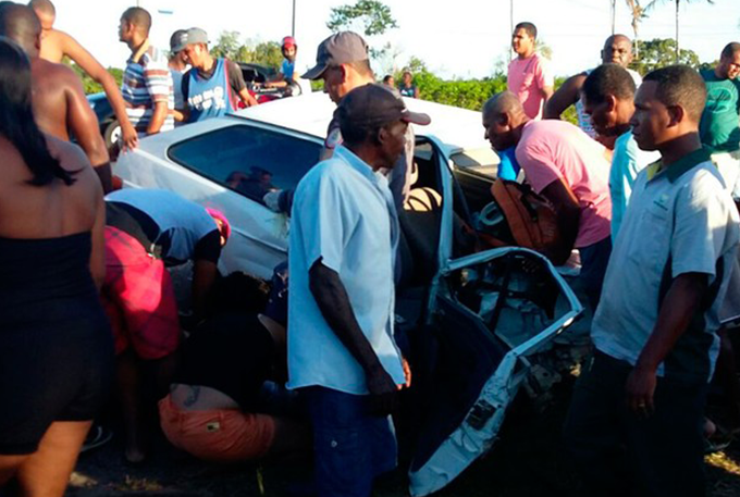 Batida entre dois carros deixa um morto e três feridos na BR-101