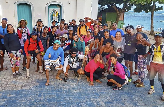 Atletas superam desafio de 55 km de caminhada à Praia do Forte