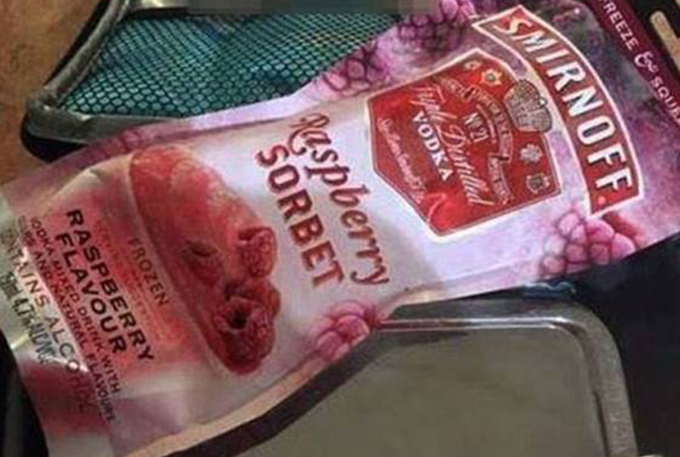 Menina de 5 anos leva vodca de lanche para a escola