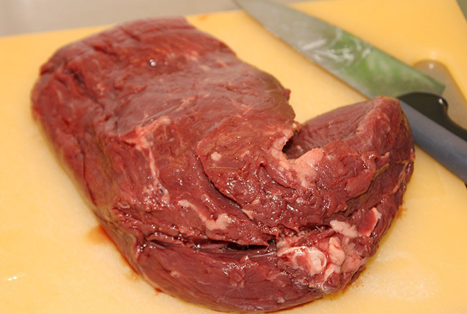 Anvisa proíbe restaurantes de usar carne de três frigoríficos